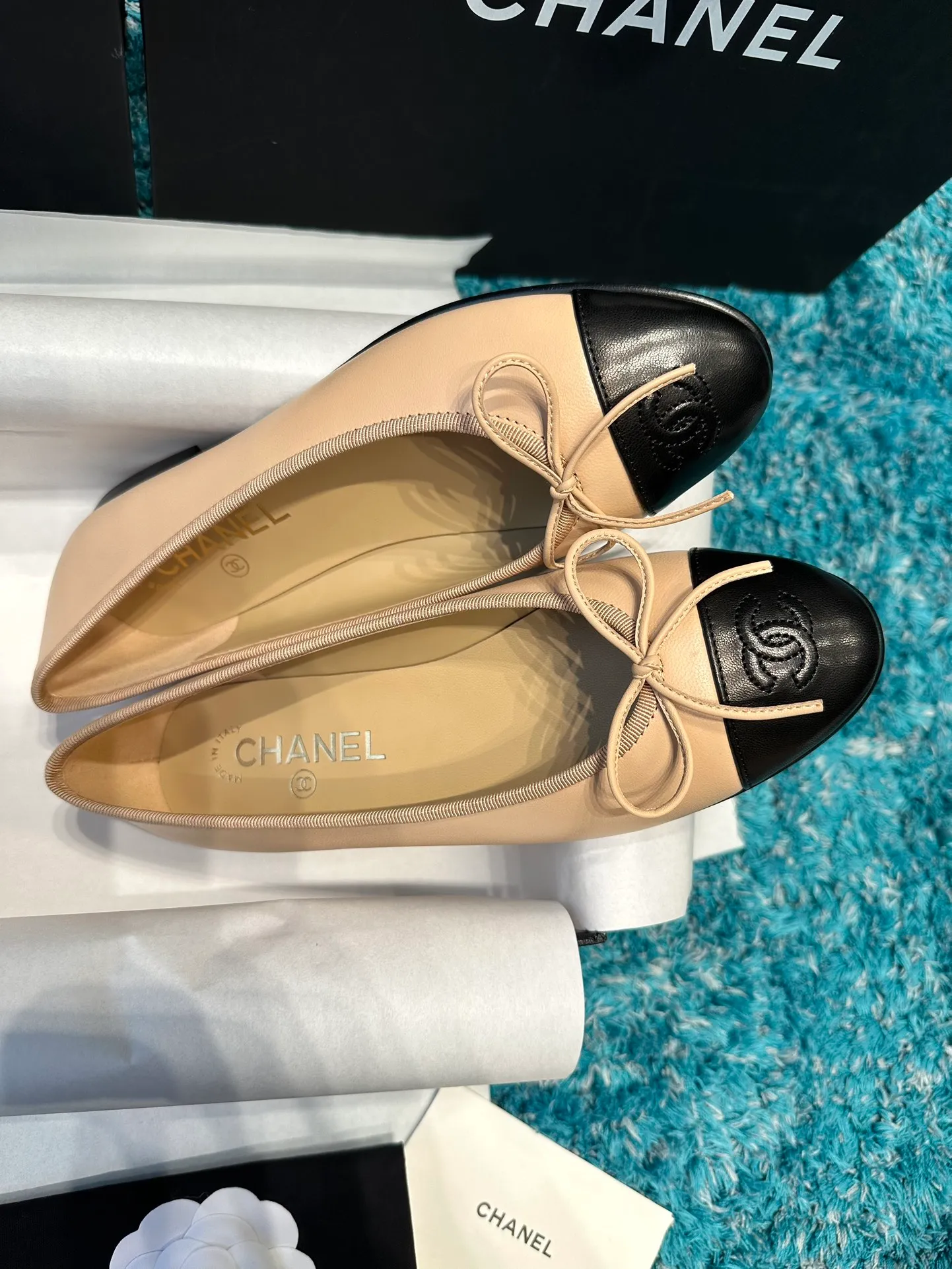 👟👟Ex-factory price 440👟👟 Women's shoes, women's clothing, Chanel shoes that have been upgraded ~ 2021ss top version, HK overseas purchasing, original cut at 1:1, Chanel Chanel eternal classic bow, round toe ballet shoes, not many good quality, truly no pressure to go in and out of the counter. Regardless of the last shape, leather material selection, and manufacturing process, they are all genuine craftsmanship and very exquisite. ◾️Fabric: Mixed sheepskin imported from Italy ◾️Lining: Imported sheepskin (sweat-absorbent and soft) ◾️Sole: Italian special A-grade genuine leather sole (not ordinary thin sole in the market) ◾️Size: 35-39 [34 40 41 42 43 customization is not returnable]
